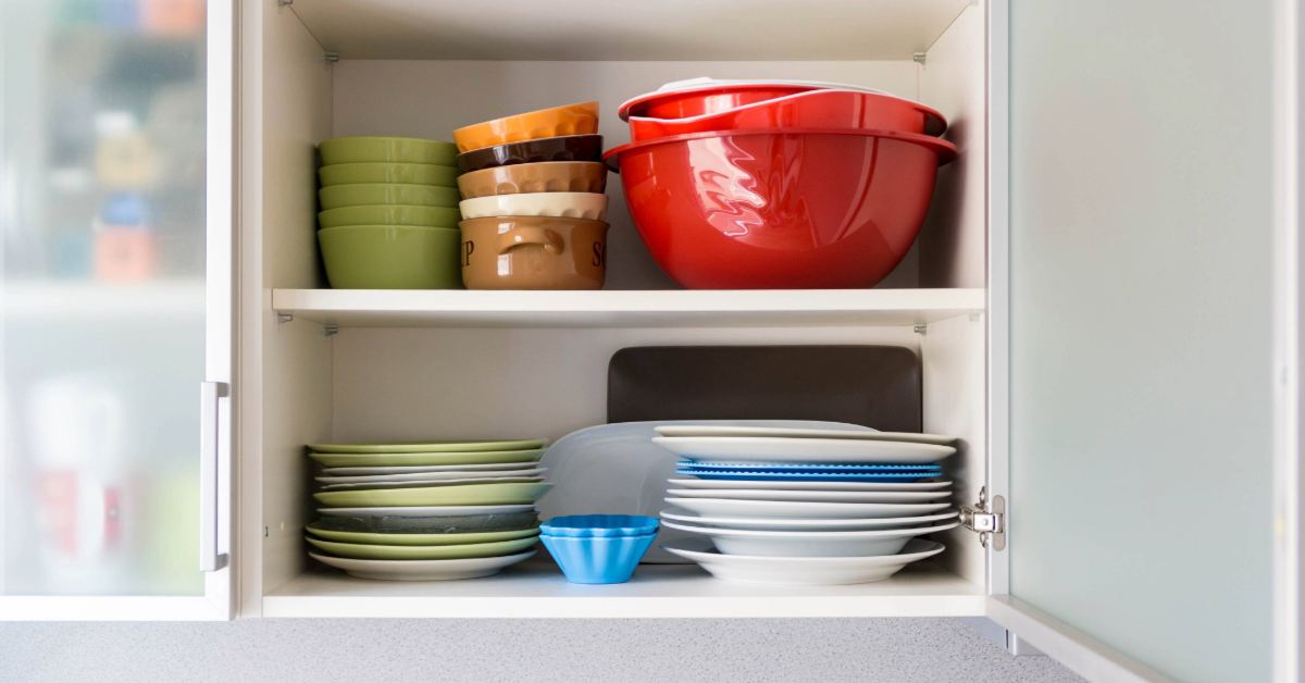 Limpieza a fondo de los armarios de la cocina: guía para eliminar grasa y mantener el orden