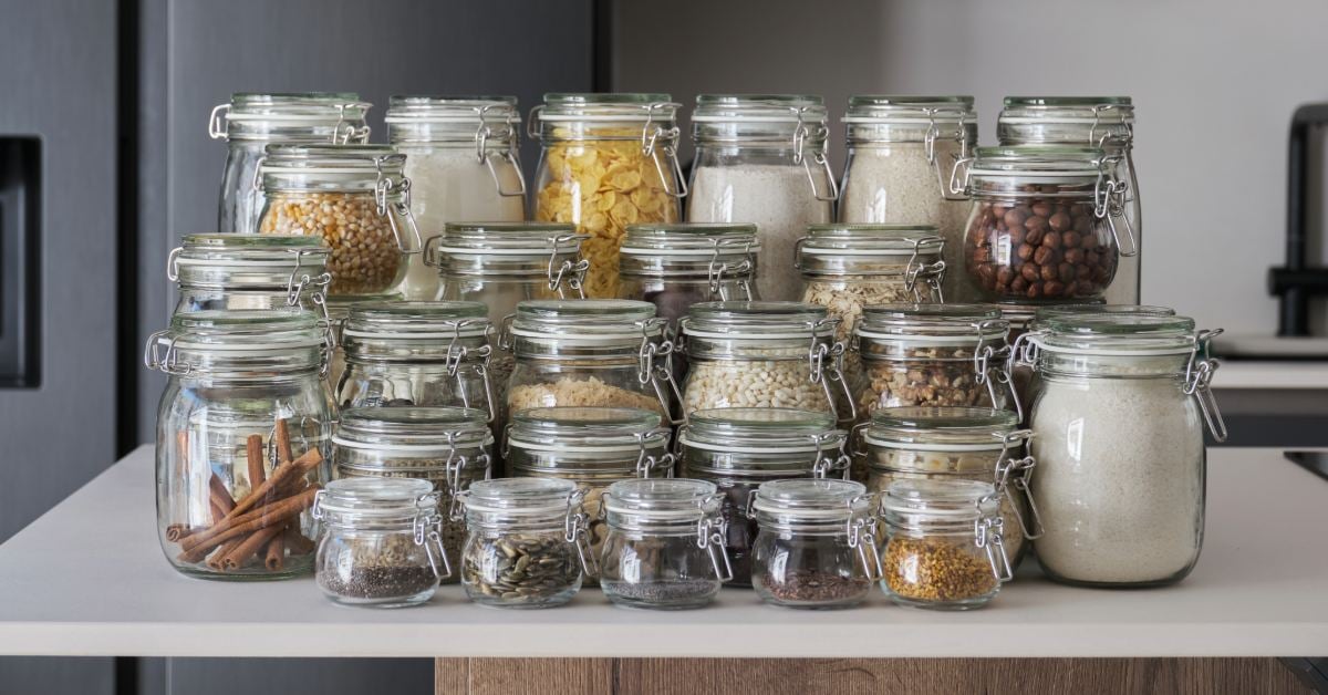 Unificar botes y recipientes para almacenar alimentos secos