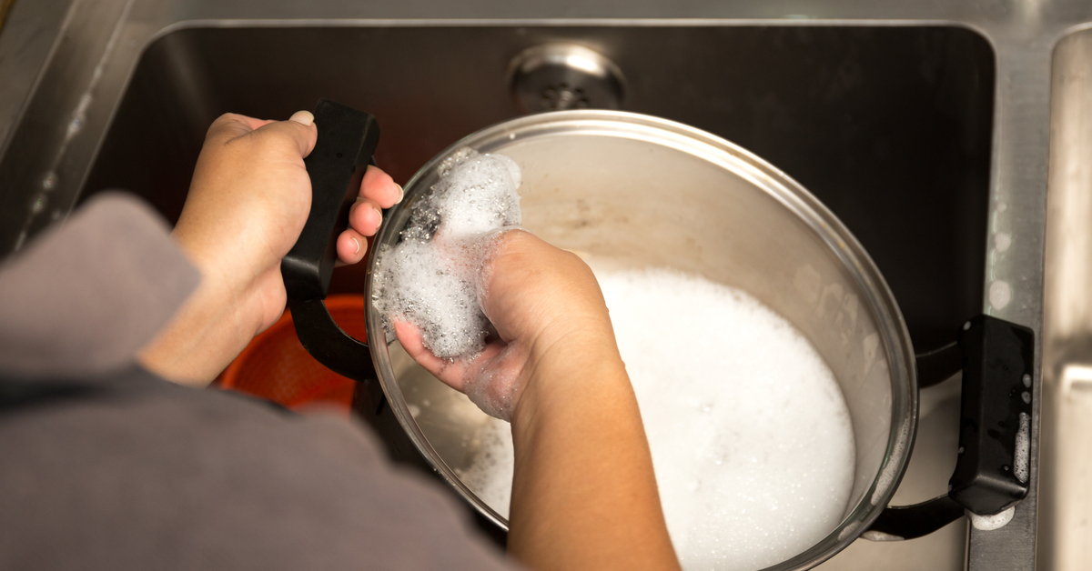 Método 1: agua muy caliente y jabón lavavajillas