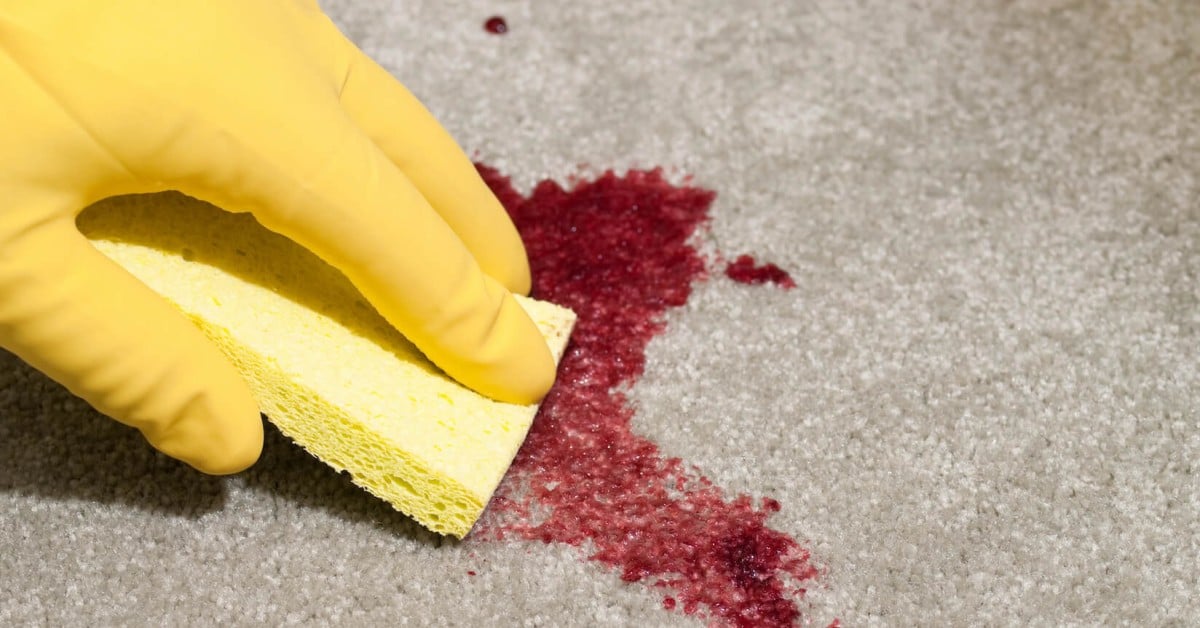 Pasos sencillos para eliminar las manchas de sangre de su sofá