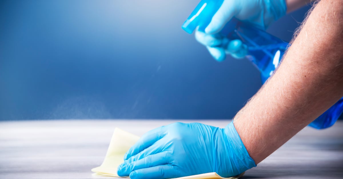 Aplicar el producto y limpiarlo de inmediato