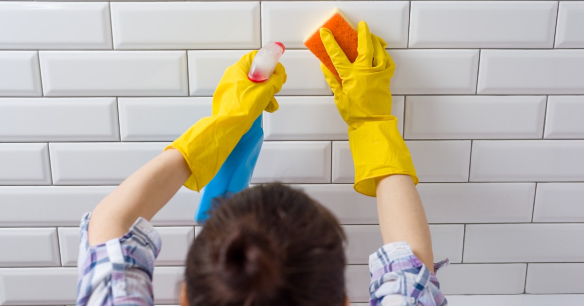 cleaning bathroom tiles