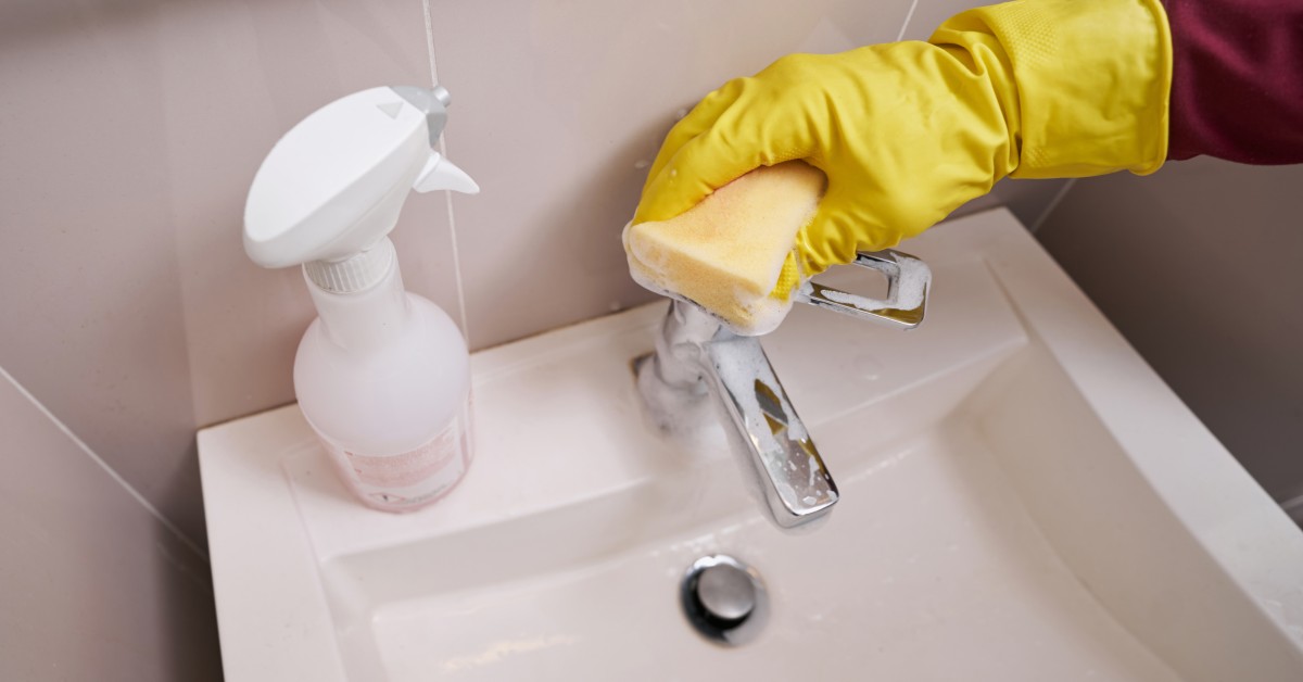 cleaning sink faucet