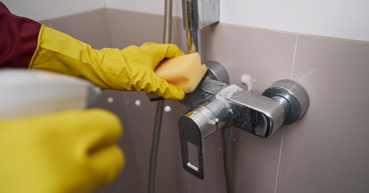 Cal incrustada en baño y cocina: La guía definitiva para eliminarla de grifos, mamparas y azulejos