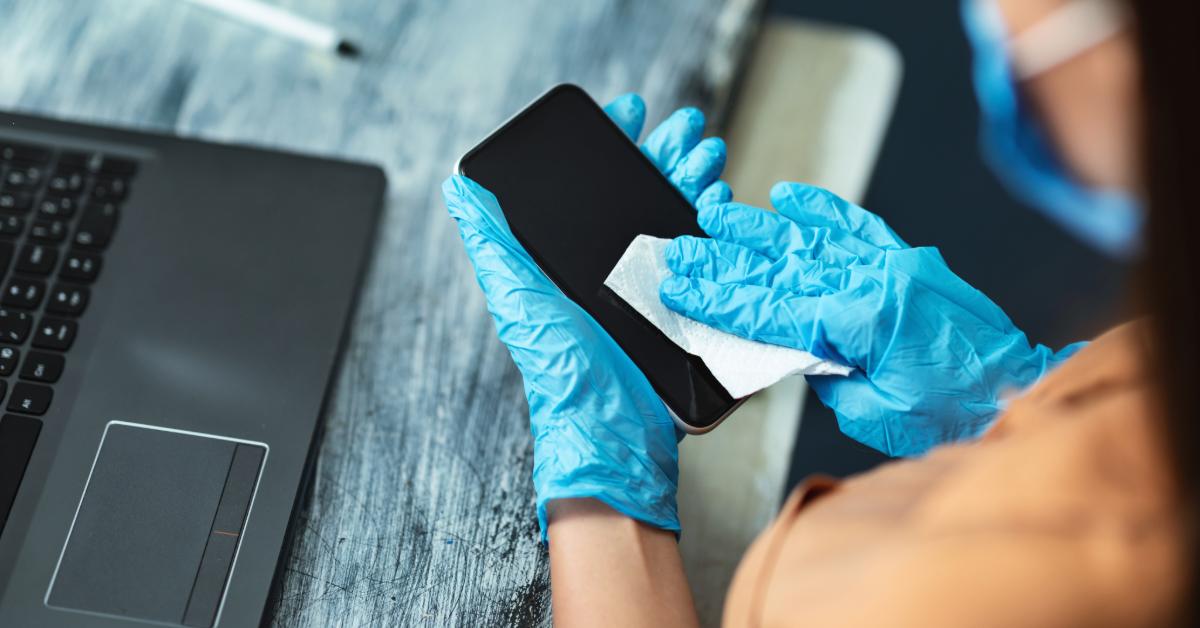 Limpieza cuidadosa de objetos personales y dispositivos electr&oacute;nicos