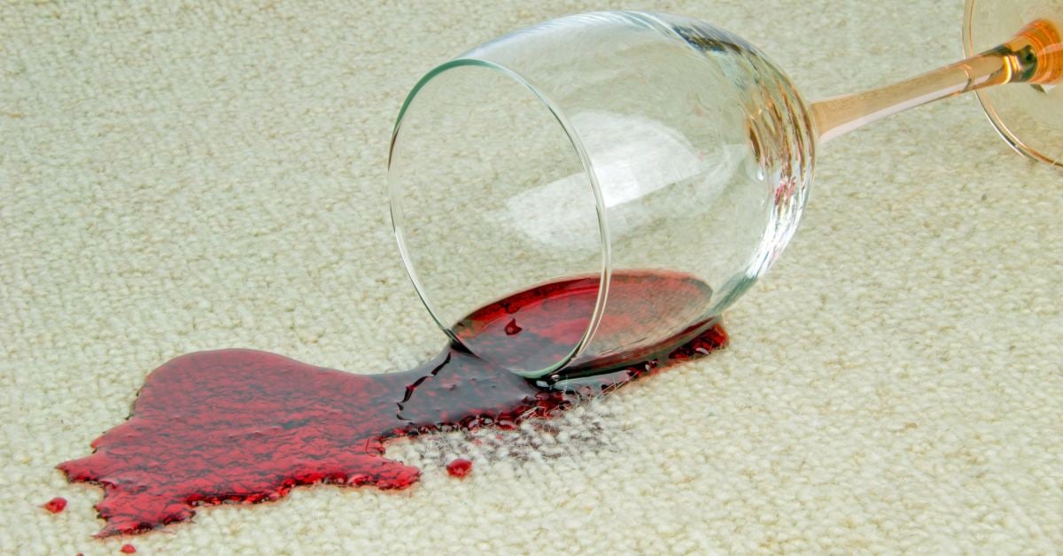 ¡Socorro, vino tinto! Cómo actuar para eliminar manchas de alfombras, sofás y ropa