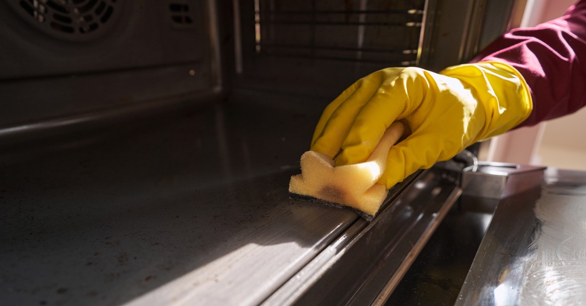 Cómo limpiar un horno muy sucio sin esfuerzo y con productos caseros