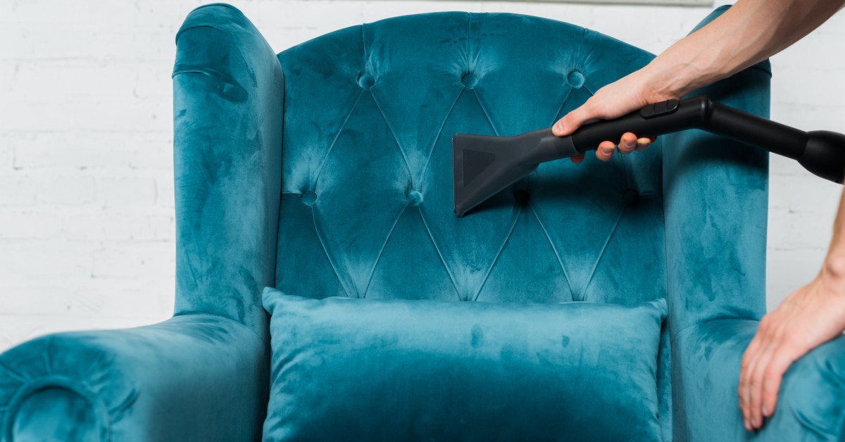 Limpieza de sillones en Madrid: ¿Cuándo hacerlo tú y cuándo llamar a un profesional?