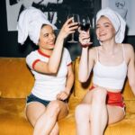 No dejes que el vino arruine tu sofá. Métodos de emergencia y soluciones efectivas para sacar manchas de vino tinto de tejidos y alfombras.