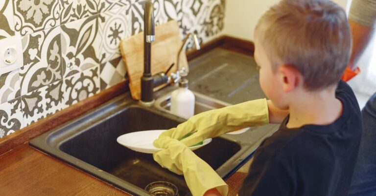 Mantén tu casa limpia sin riesgos. Descubre productos no tóxicos y rutinas de limpieza seguras compatibles con la presencia de niños pequeños.