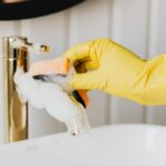 Elimina las marcas blancas de agua dura. Soluciones ácidas naturales y productos específicos para disolver la cal en accesorios de baño.
