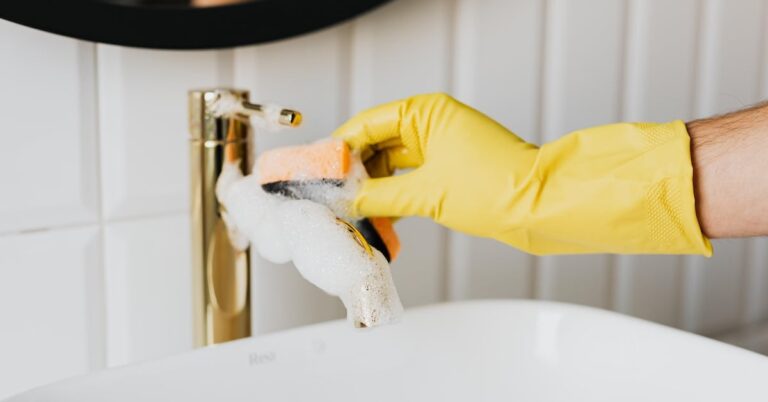 Elimina las marcas blancas de agua dura. Soluciones ácidas naturales y productos específicos para disolver la cal en accesorios de baño.