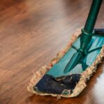 Entiende las diferencias clave entre una limpieza de mantenimiento y una profunda. Descubre cuál necesita tu hogar en este momento.