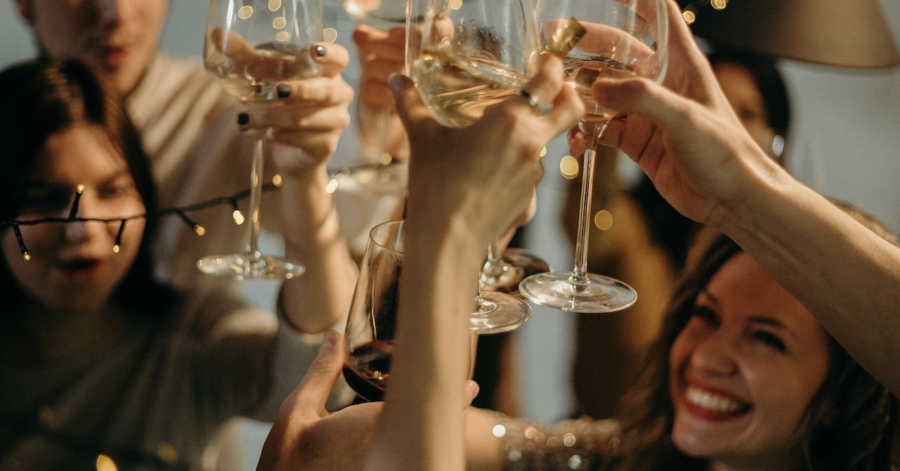 Disfruta de tu fiesta, olvida la limpieza. Cómo funcionan los servicios de limpieza pre y post evento para dejar tu casa impecable tras una celebració