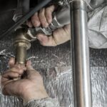 Previene atascos y fugas. Consejos sencillos de mantenimiento de tuberías y desagües que todo propietario debe conocer para evitar averías.