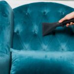 Analizamos cuándo compensa limpiar los sillones con métodos caseros y cuándo es imprescindible llamar a un experto en tapicerías en Madrid.