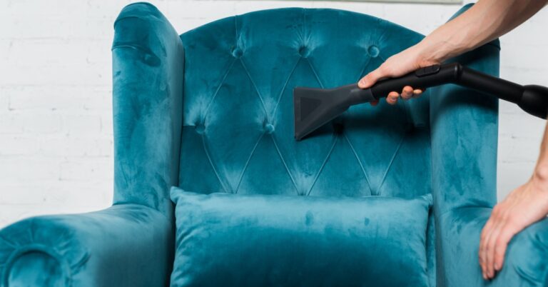 Analizamos cuándo compensa limpiar los sillones con métodos caseros y cuándo es imprescindible llamar a un experto en tapicerías en Madrid.