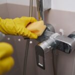 Acaba con la cal difícil. Aprende los mejores métodos y productos para eliminar incrustaciones de grifos, mamparas y azulejos dejándolos brillantes.