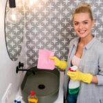 Recupera el brillo de tu baño. Técnicas paso a paso para limpiar azulejos con suciedad acumulada, moho y restos de jabón sin esfuerzo.