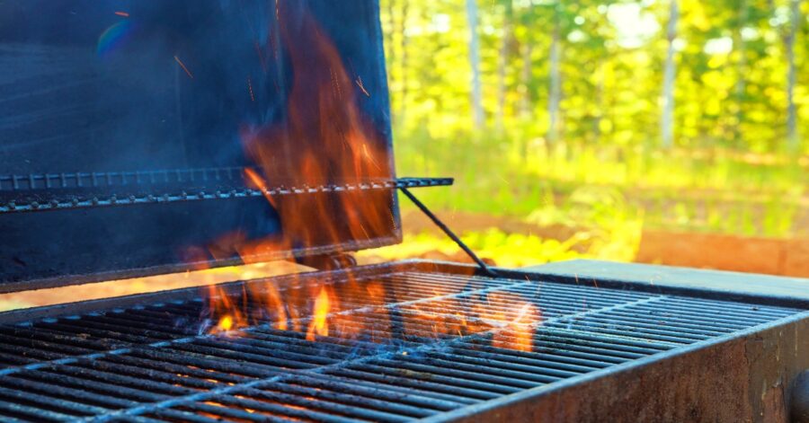 Prepara tu barbacoa. Métodos efectivos para eliminar grasa carbonizada y residuos de la parrilla, dejándola lista y segura para cocinar.