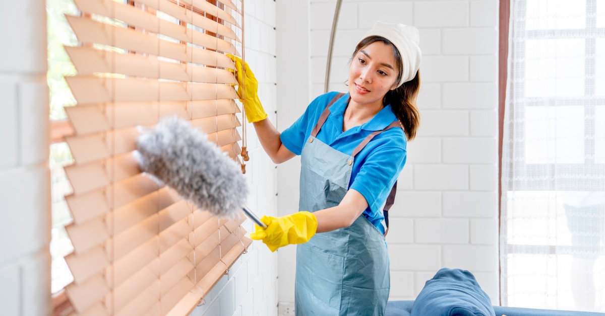 Ahorra esfuerzo. Técnicas y herramientas para limpiar el polvo y manchas de cortinas y persianas directamente en su sitio, sin desmontajes.