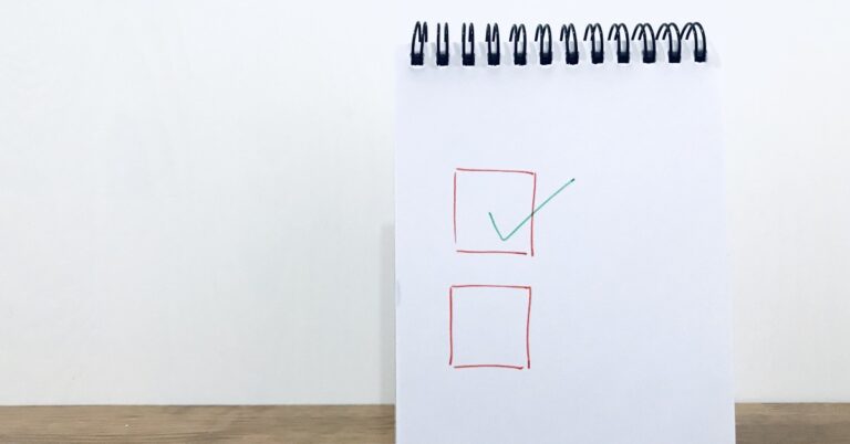 Olvida los maratones de limpieza. Diseña un plan semanal sencillo para mantener tu casa ordenada dedicando solo 20 minutos diarios.