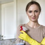 ¿Limpias pero no queda bien? Descubre los 10 fallos más habituales al limpiar la casa y cómo corregirlos para ser más eficiente.