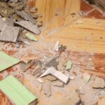 El polvo de obra es fino y persistente. Aprende la técnica correcta para eliminarlo definitivamente de paredes, suelos y rincones tras una reforma.