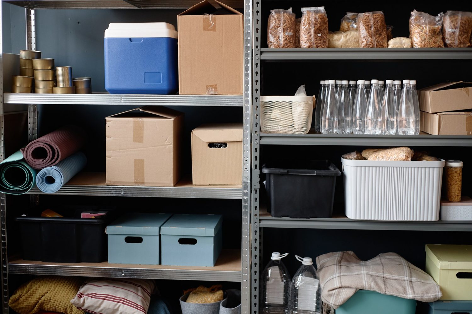 Estanterías metálicas organizadas con cajas de almacenaje, alimentos y productos del hogar.
