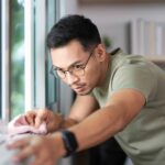 Optimiza tu tiempo de limpieza. Descubre cómo limpiar una casa particular con rapidez y eficacia utilizando técnicas profesionales de organización.