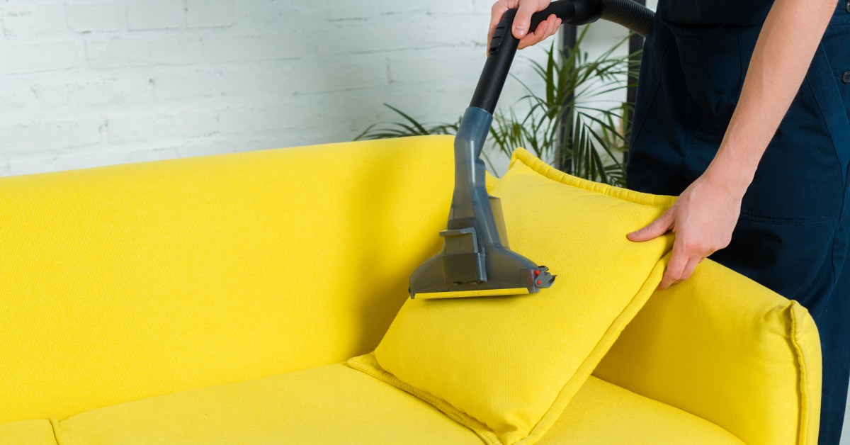 Mantén tu sofá como nuevo. Trucos caseros y recomendaciones profesionales para el mantenimiento y limpieza de tapicerías textiles en el hogar.