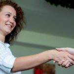 ¿Buscas ayuda doméstica? Sigue estas recomendaciones clave para contratar a una empleada de hogar de confianza, verificar referencias y garantizar seg