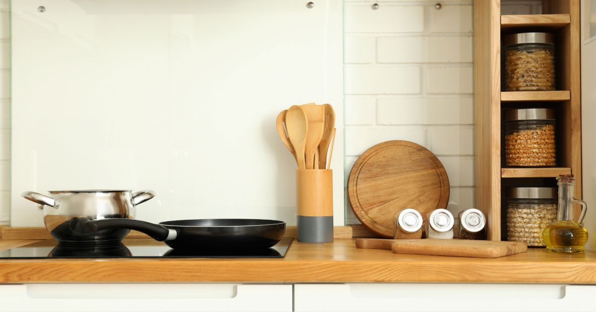 Maximiza el espacio de tu cocina con estas 20 ideas de organización. Soluciones ingeniosas y económicas para mantener el orden sin hacer reformas.