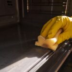 Desengrasa tu horno fácilmente. Aprende a usar bicarbonato, vinagre y limón para eliminar la suciedad quemada del horno sin químicos agresivos.