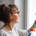 Guía para seleccionar a la persona adecuada para tu hogar. Qué preguntar, cómo verificar referencias y la importancia de las plataformas seguras.