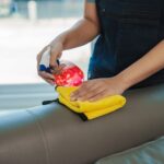 Cada sofá necesita un cuidado distinto. Aprende a limpiar sofás de piel, tela o sintéticos con los productos adecuados para no dañar el material.