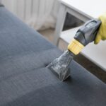 ¿Pensando en limpiar tu sofá profesionalmente? Te explicamos en qué consiste el servicio a domicilio en Madrid y cuándo es recomendable hacerlo.