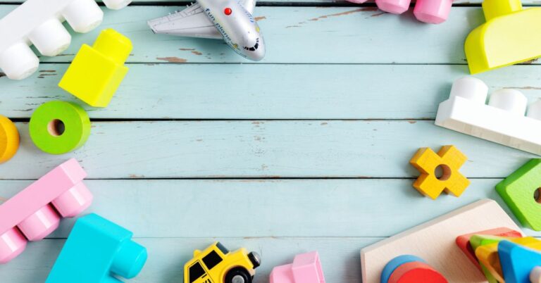 Protege la salud de tus hijos. Guía práctica sobre cómo y cuándo desinfectar juguetes de plástico, peluches y electrónicos de forma segura.