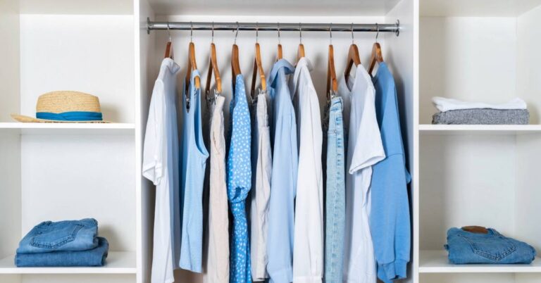 Revoluciona tu armario: aprende a organizar tu ropa con un método práctico para ganar espacio, ahorrar tiempo al vestirte y mantener el orden.