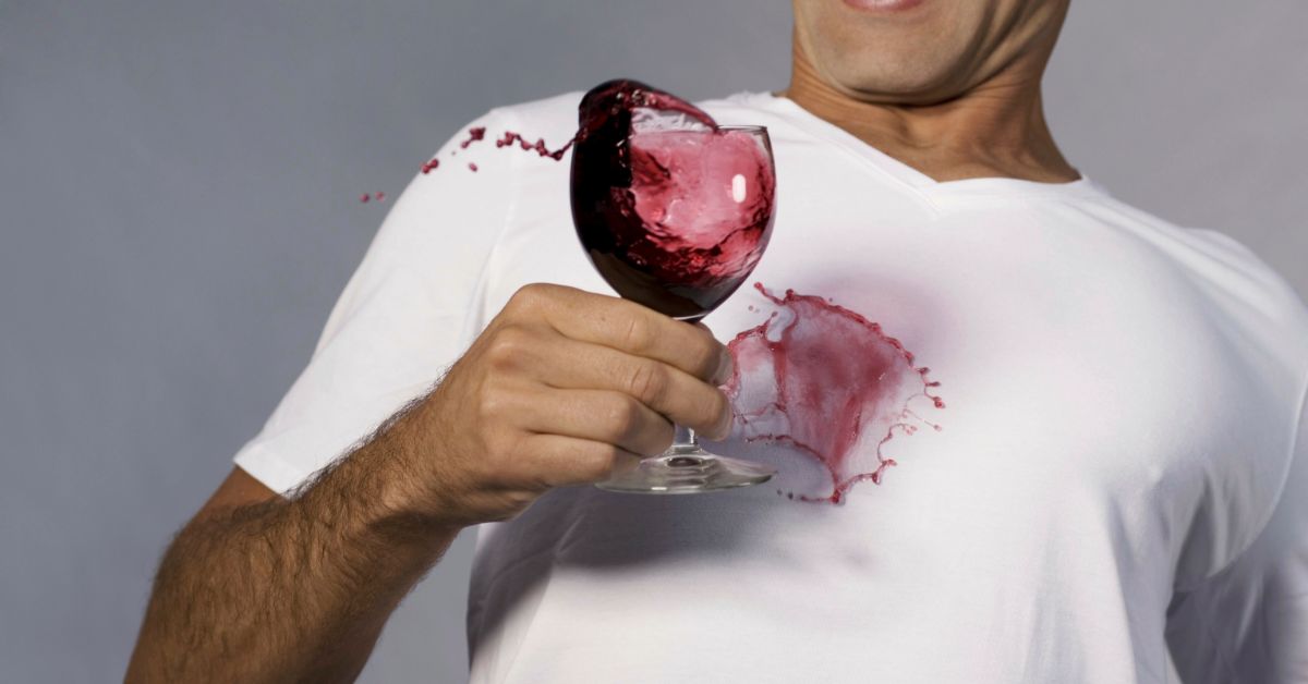 Manchas de vino tinto en ropa: métodos seguros y efectivos